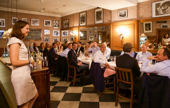 Maren Freyberg begrüßt Gäste zum CEO Dinner 2014 im Hamburger Restaurant Plat du Jour. Copyright: Ulrich Perrey / Cribb